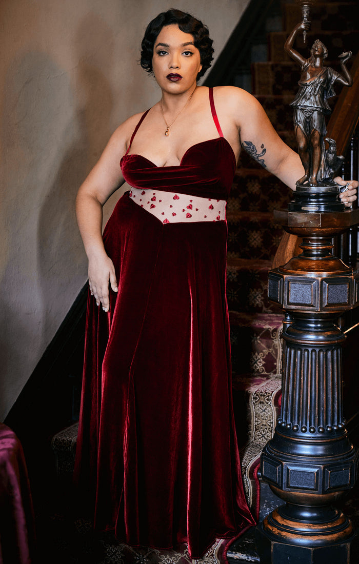 Long red silk velvet gown in curvy shape with 1930s style for vintage glamour